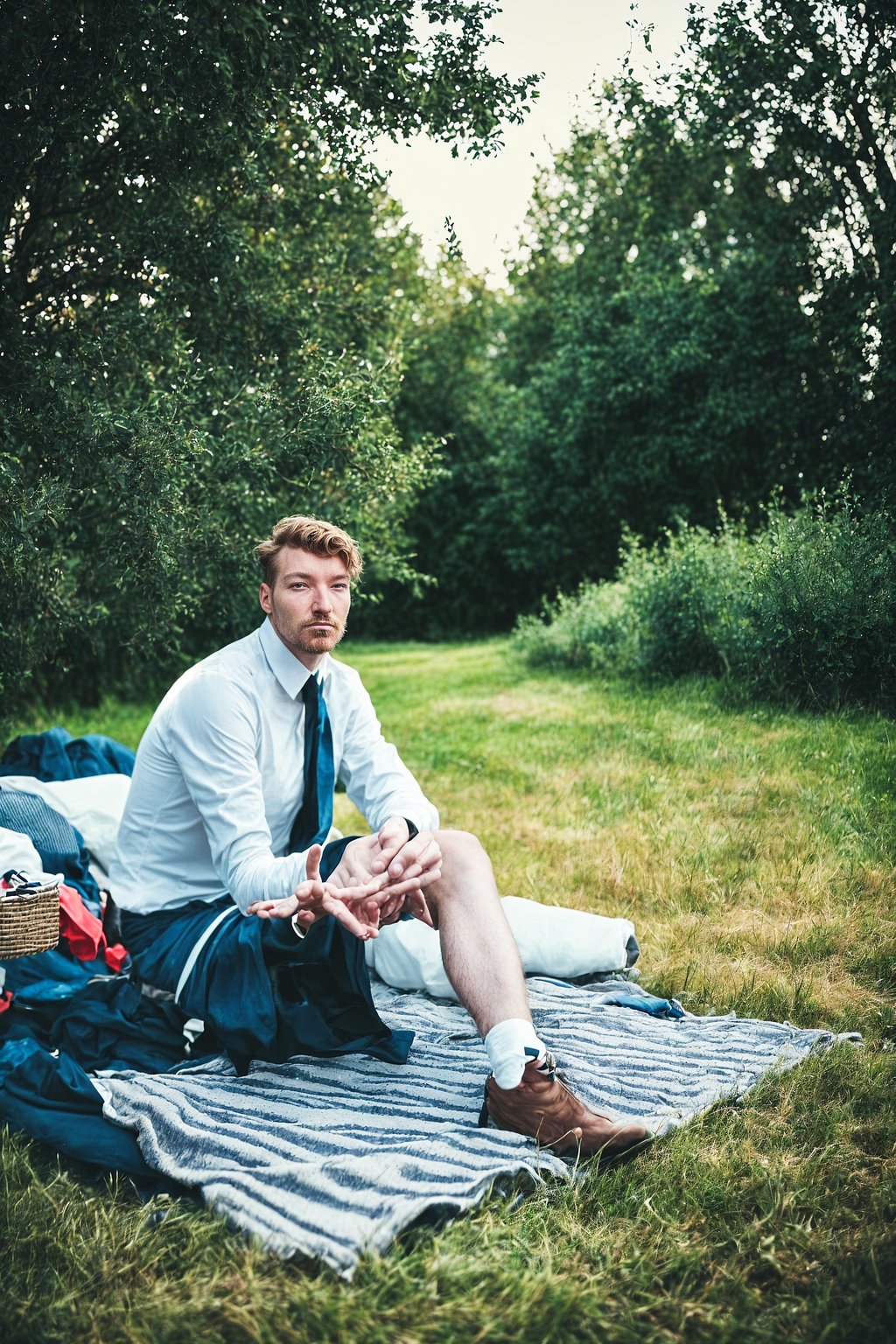 ifgender=m{masculine} ifgender=f{feminine} man having a fun outdoor picnic